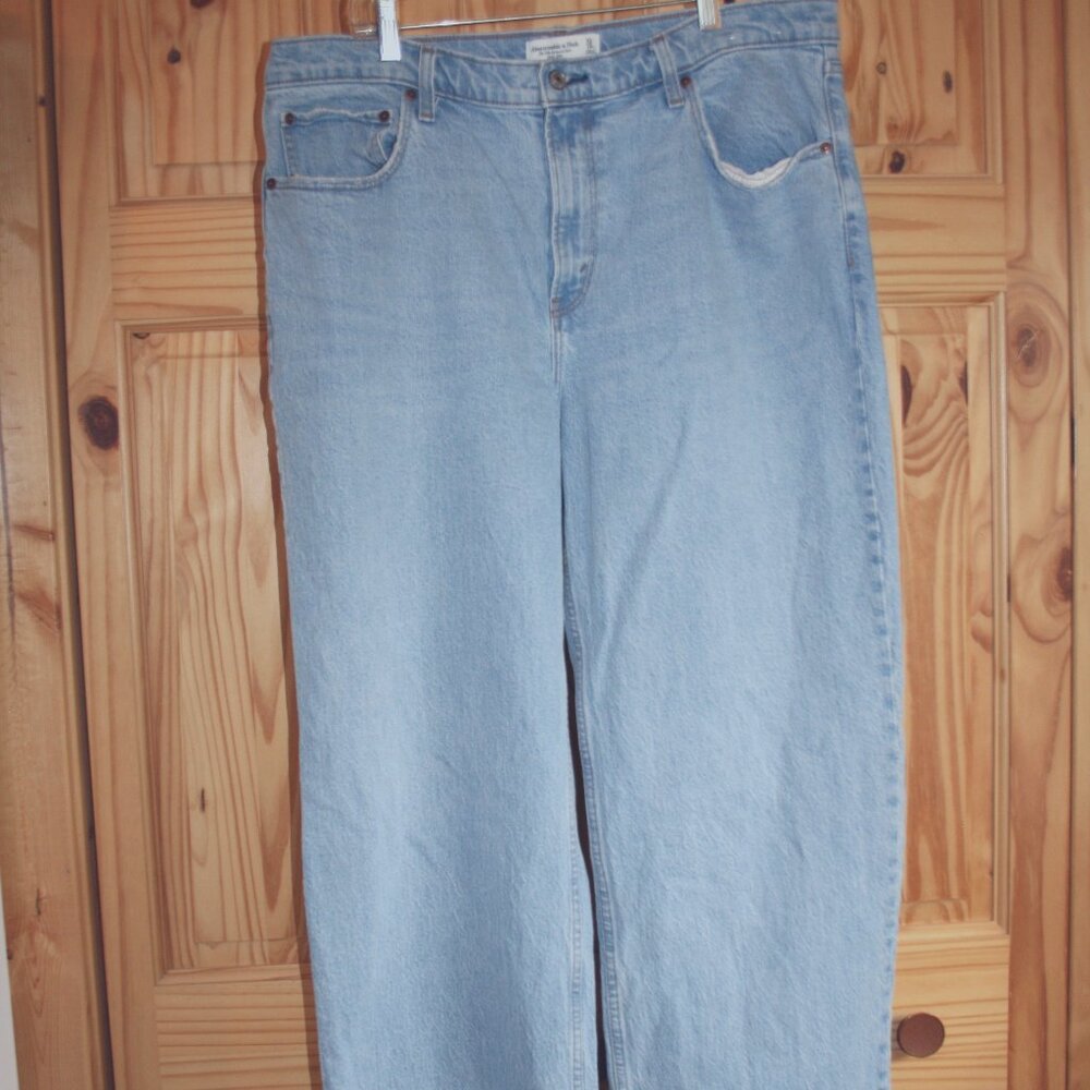 Abercrombie & Fitch The 90's Relaxed jean High Rise Cuff Hem 33/16